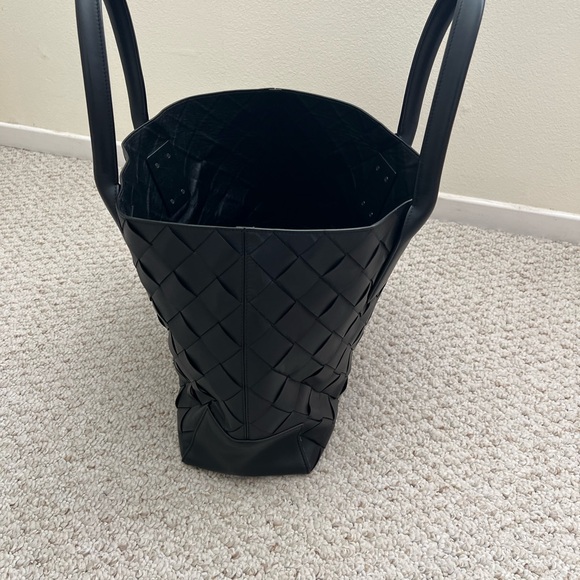 Bottega Veneta Black Woven Tote - Picture 6 of 10